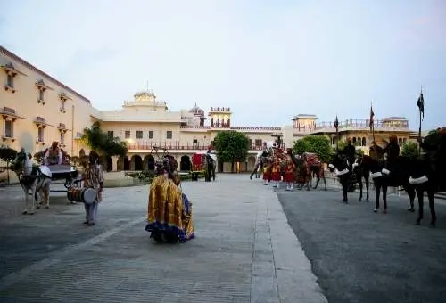 8 Days Rajasthan Tour for Family package featuring a Jawai leopard wildlife safari, Udaipur Lake Pichola, and the Jaipur Amber Fort.