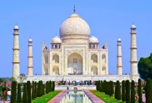The flawlessly beautiful architecture of the world-famous Taj Mahal in Agra, featured on the 10 Days Golden Triangle Tour with Statue of Unity.