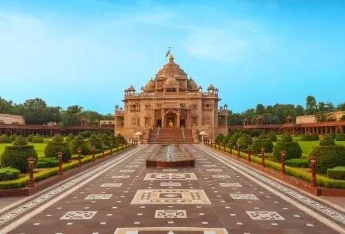 The magnificent architecture and intricate carvings of the Akshardham Temple in Gandhinagar, featured on the 23 Days Ultimate Gujarat to Mumbai Tour.