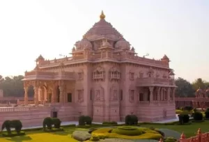 The magnificent architecture and peaceful surroundings of the Swaminarayan Akshardham Temple, featured on the 7 Days Gujarat Tour Plan.