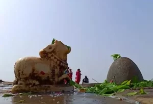 The unique sea-submerged Nishkalank Mahadev Temple in Bhavnagar, accessible on foot during low tide, featured on the 8 Days Gujarat Tour Itinerary.