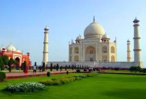 The iconic Taj Mahal in Agra, serving as the starting and ending point for Aamantran Tours' budget-friendly Rajasthan circular round trips.