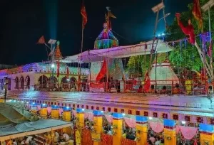 The vibrant architecture and sacred shrine of the Maa Vindhyavasini Temple, explored during a same-day Trikon Parikrama pilgrimage tour from Varanasi.